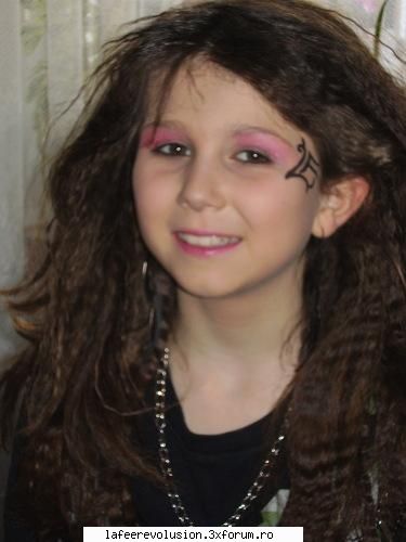 a little lafee fan...e asa cute --lafee and the fans--