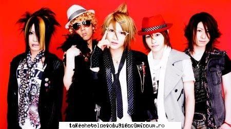 sunt o formatie care canta j-rock si mie imi plac foarte mult
pun o poza an cafe